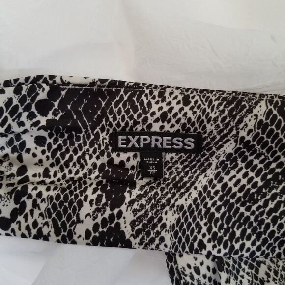 EXPRESS womens XS black & white snakeskin print chain halter open back blouse - Picture 5 of 5